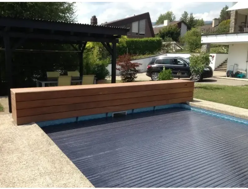 Mörkblå ribbad poolöverdrag med träbänk bredvid, 60x14mm lameller